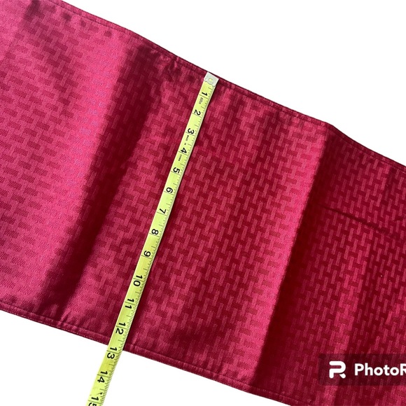 Red table runner - Picture 4 of 5